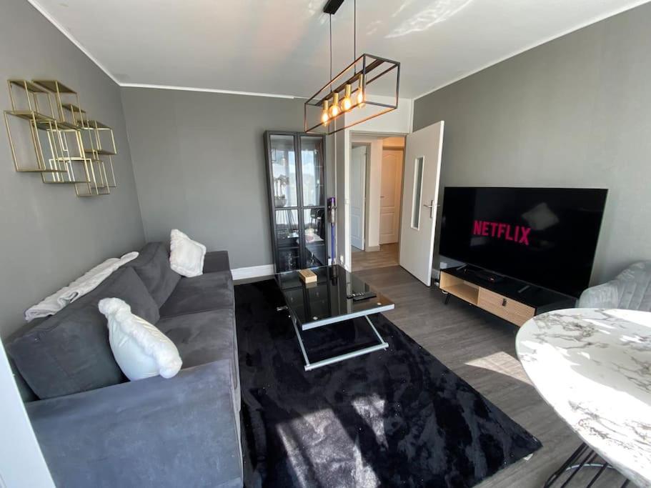 Appartement Familial Wifi Netflix Amazon Prime Saint-Cyr-lʼÉcole Extérieur photo